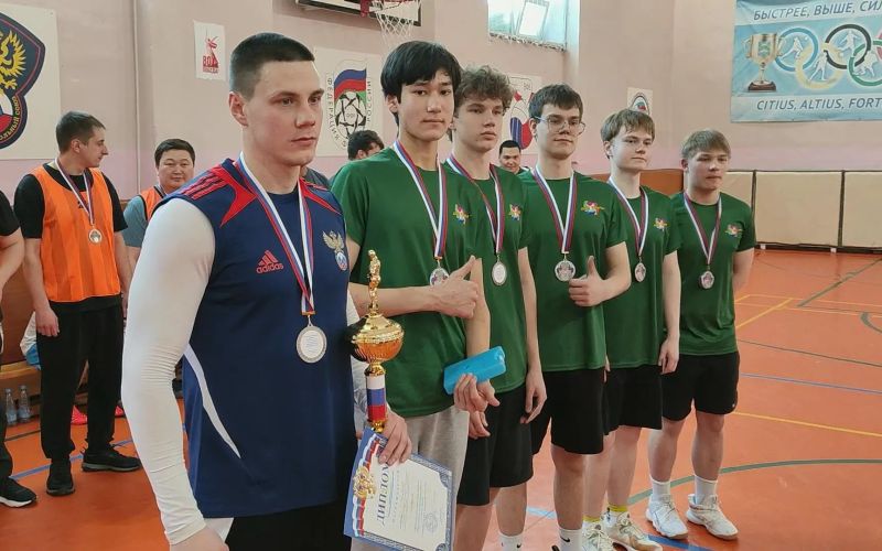 В спортивном празднике «А ну-ка, парни!» состязались четыре команды (12+)