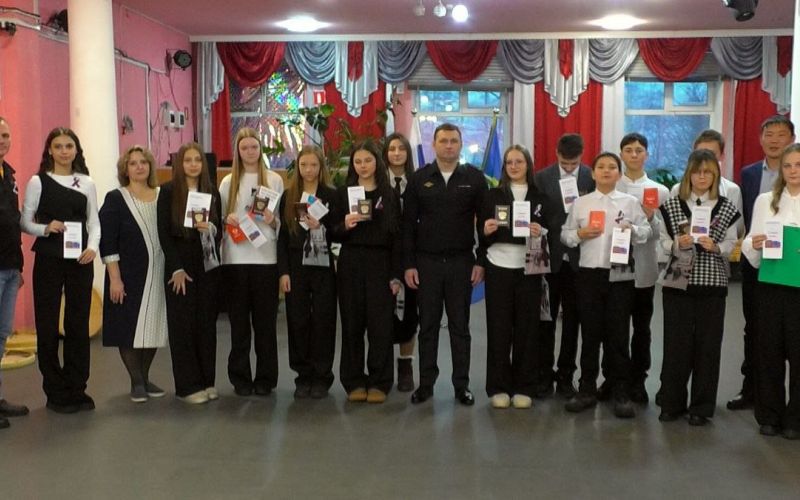 Тринадцати школьникам в Омсукчане вручили первые паспорта(12+)