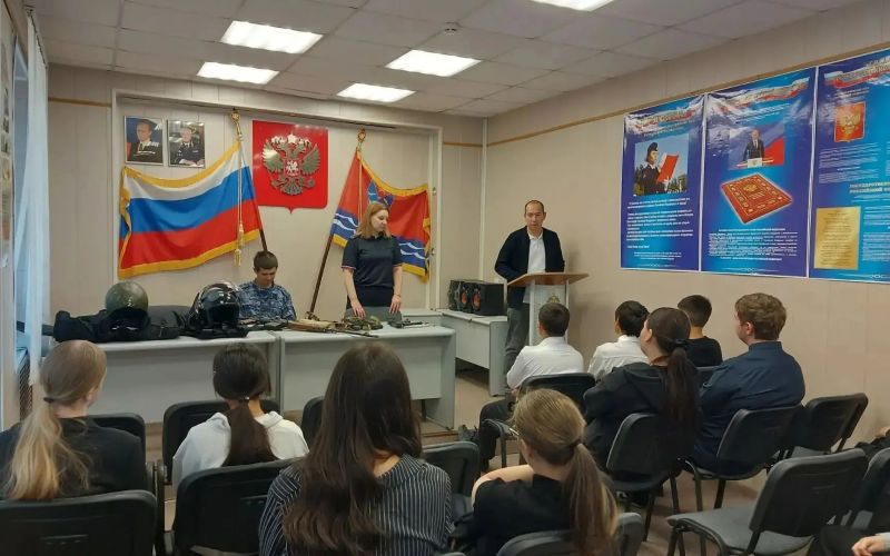 Полиция и дети: правоохранители и общественники Омсукчанского округа Колымы рассказали старшеклассникам об ответственности за противоправные деяния