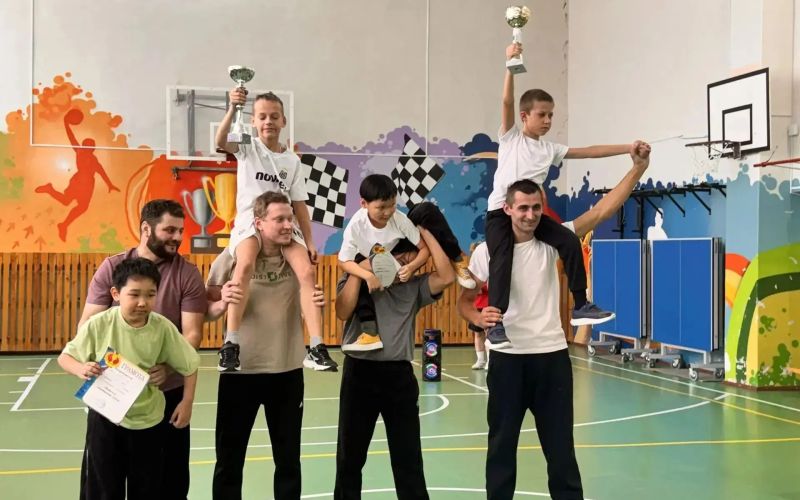 В средней школе Омсукчана состоялось спортивное состязание «Папа и я — спортивная семья», посвящённое Дню отца.